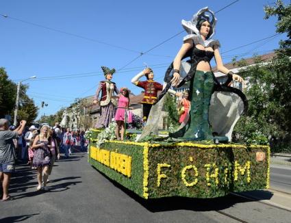 Caravana florilor-gigant a colorat Oradea (FOTO)